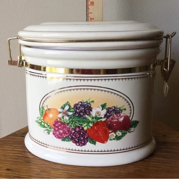 Knotts Berry Farm 2010 Ceramic Canister Oval Fruit Berries Gold Tone Accents - Picture 3 of 8